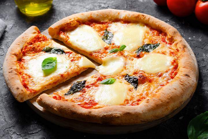 The best Canadian frozen pizza brands should taste good and use premium ingredients.